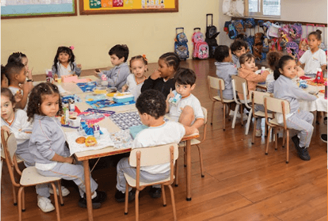 Crianças de 2 e 3 anos, alunos do maternal e turma da Educação Infantil